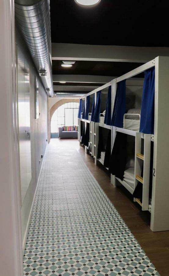 Lit Simple dans Dortoir Mixte